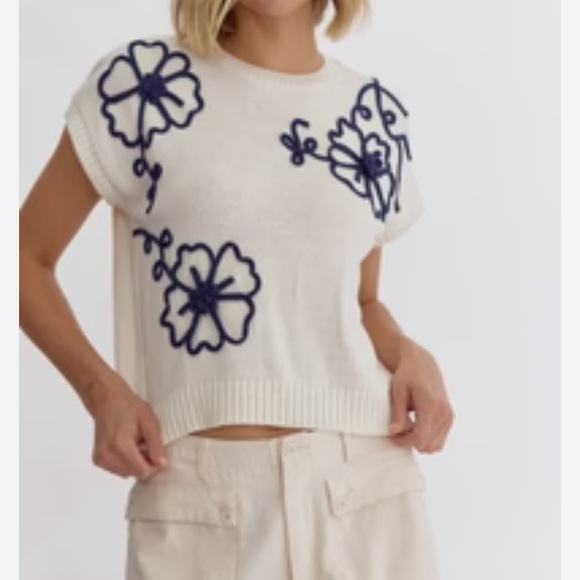 NEW white short sleeve embroidered floral sweater - Picture 3 of 7